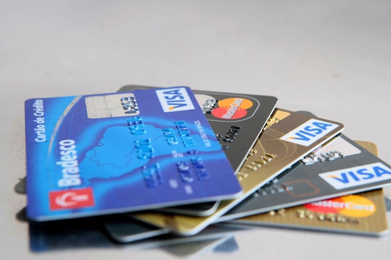 Imagem Ilustrando a Notícia: Novas regras para rotativo diminuem juros do cartão de crédito, mostra pesquisa