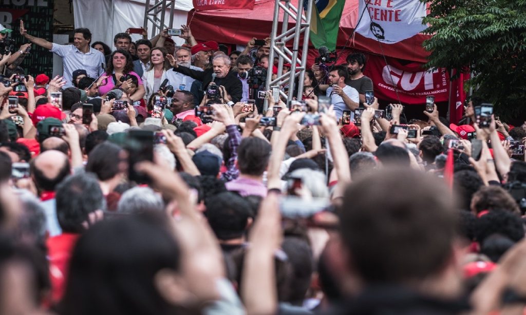 Imagem Ilustrando a Notícia: “As portas do Brasil estarão abertas para que eu possa percorrer esse país”, diz Lula em discurso