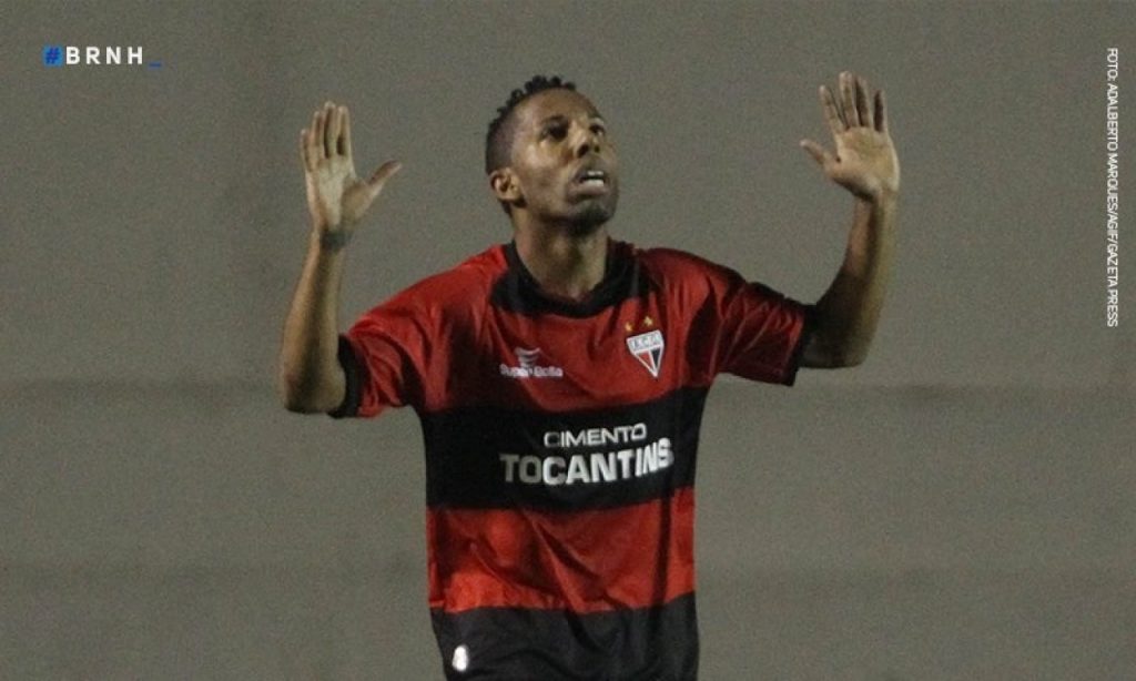 Imagem Ilustrando a Notícia: Meia Vitor Júnior é contratado e outros três jogadores são dispensados