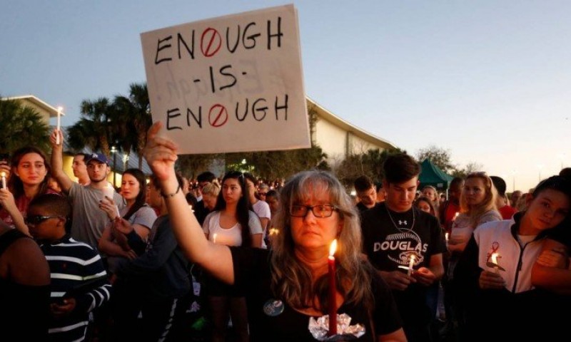 Imagem Ilustrando a Notícia: Professores e funcionários voltam a colégio na Flórida após massacre