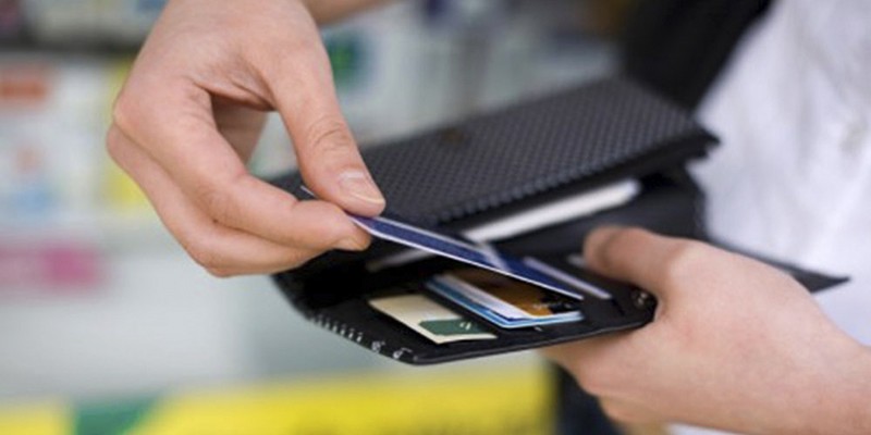Imagem Ilustrando a Notícia: Usuários de cartão de crédito entram no rotativo em fevereiro