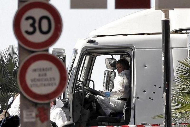 Imagem Ilustrando a Notícia: Motorista do caminhão de atentado em Nice é identificado pela polícia francesa