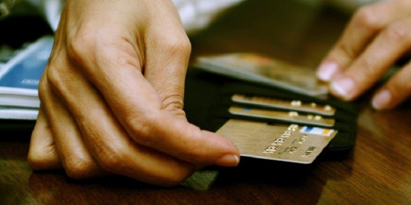 Imagem Ilustrando a Notícia: Juros do cheque especial e rotativo do cartão caem em junho
