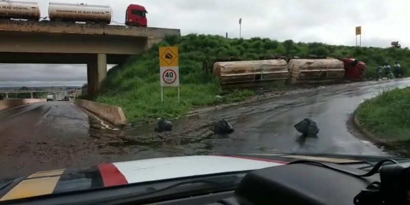 Imagem Ilustrando a Notícia: Caminhão carregado de óleo tomba no acesso do Anel Viário