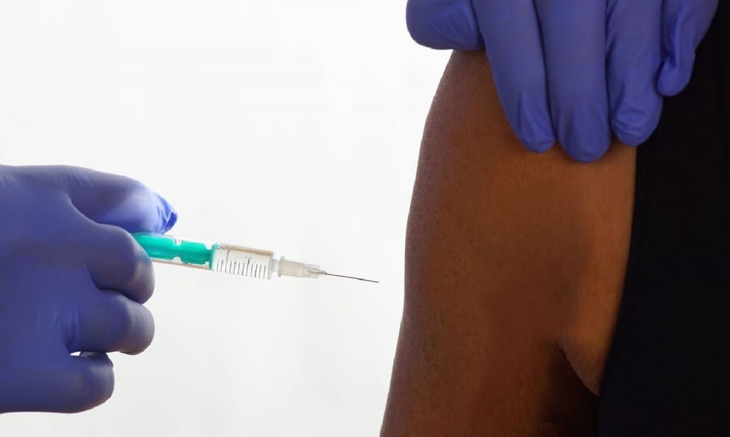 Imagem Ilustrando a Notícia: Fiocruz irá pedir uso emergencial da vacina contra a covid-19 nesta semana