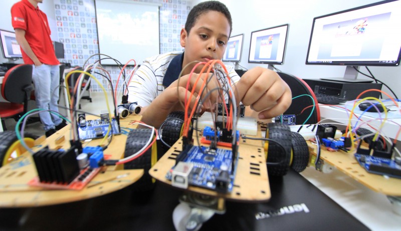 Imagem Ilustrando a Notícia: Crianças carentes aprendem robótica