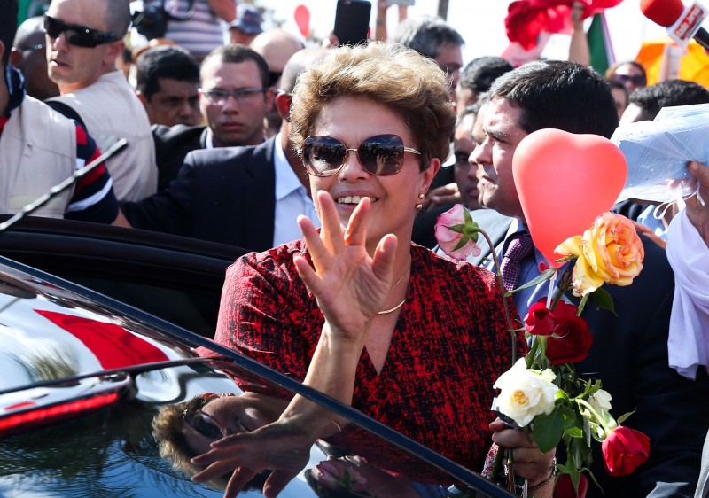 Imagem Ilustrando a Notícia: Dilma deixa o Alvorada e segue para Porto Alegre