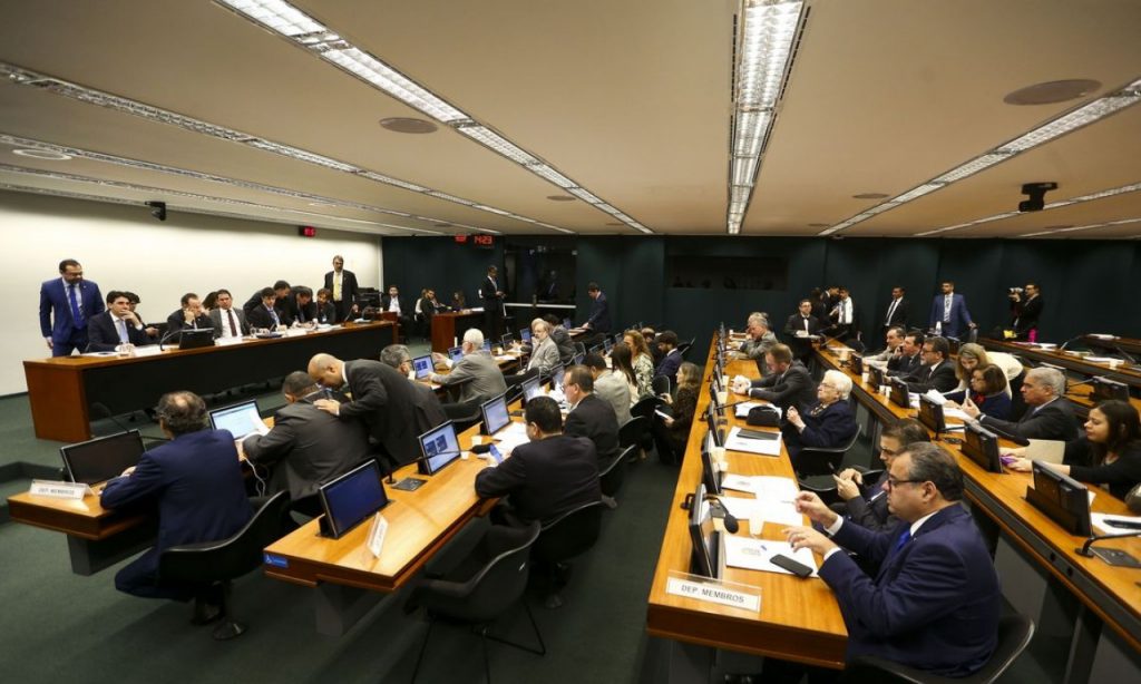 Imagem Ilustrando a Notícia: Comissão especial retoma debate sobre reforma da Previdência