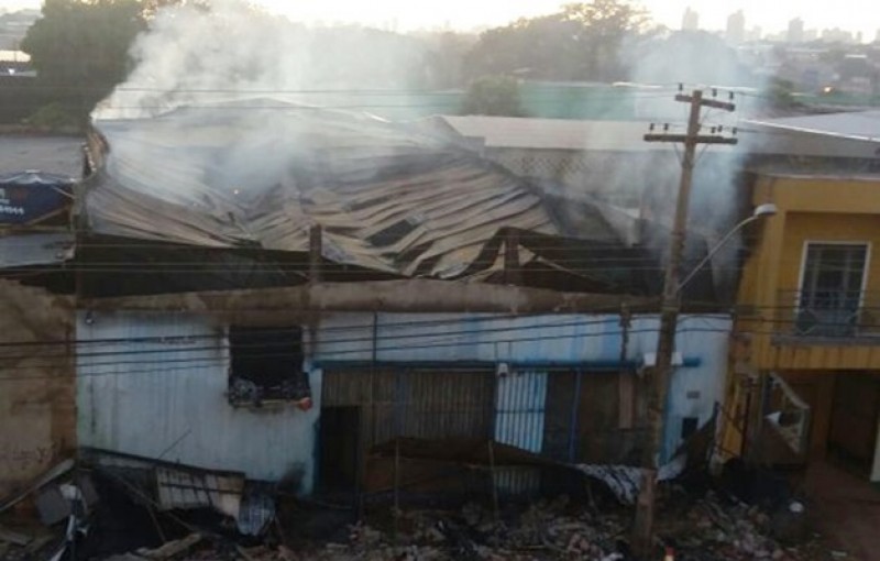 Imagem Ilustrando a Notícia: Bombeiro ferido durante incêndio em fábrica de colchões recebe alta hospitalar