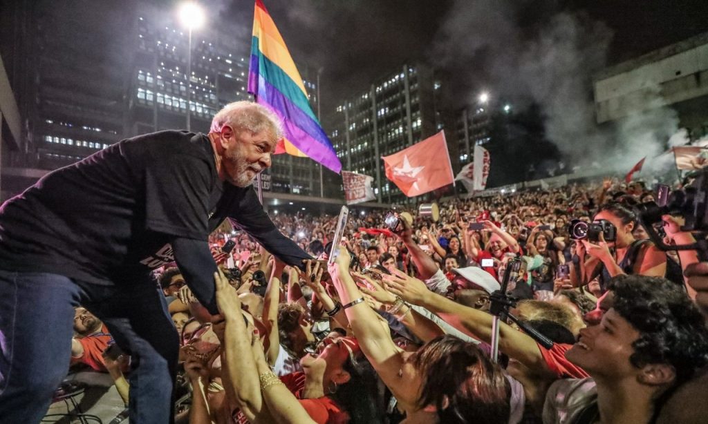 Imagem Ilustrando a Notícia: Lula planeja viajar pelo Brasil para reorganizar oposição ao governo