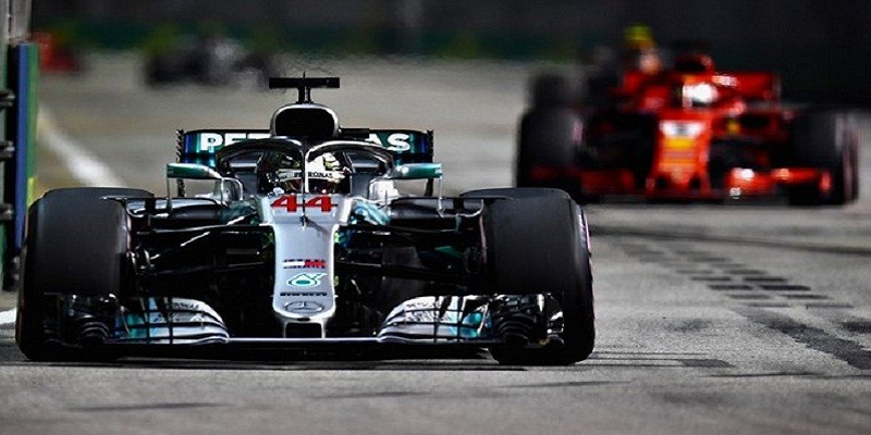 Imagem Ilustrando a Notícia: Lewis Hamilton vence mais uma e dispara na liderança