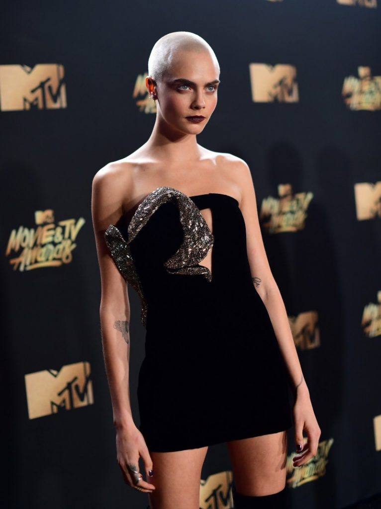 Imagem Ilustrando a Notícia: Cara Delevingne exibe careca nua em red carpet no MTV Movie and TV Awards