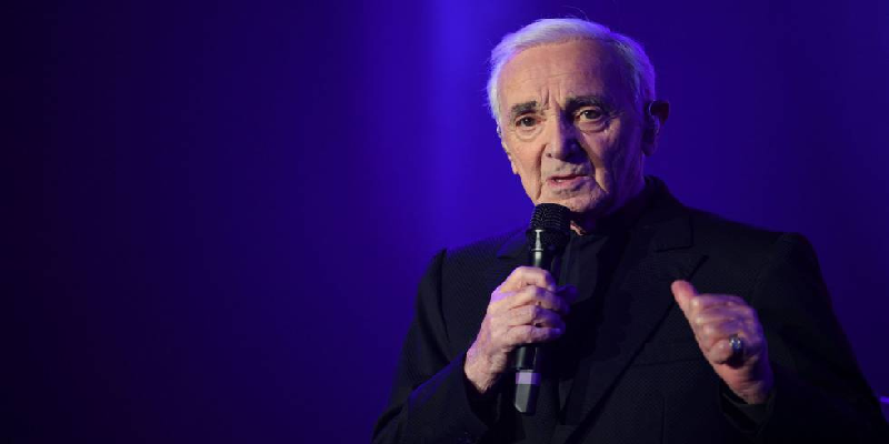 Imagem Ilustrando a Notícia: Aos 94 anos morre, na França, o cantor Charles Aznavour