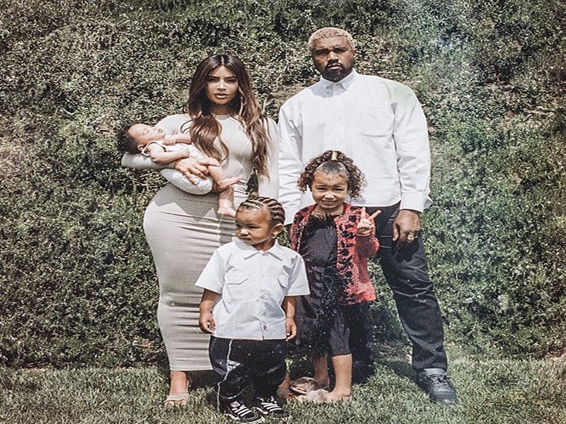 Imagem Ilustrando a Notícia: Kim Kardashian mostra primeira foto em família