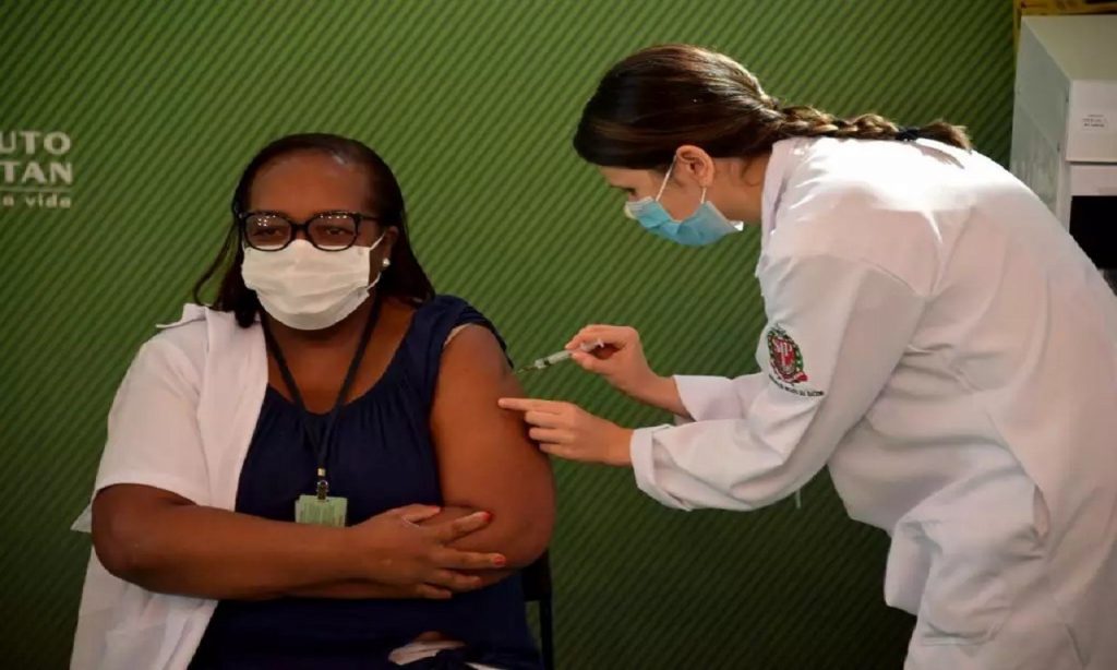Imagem Ilustrando a Notícia: Primeira a receber vacina contra Covid-19 no Brasil é enfermeira e negra