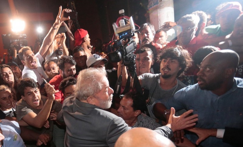 Imagem Ilustrando a Notícia: Lula se entrega à PF e é preso para cumprir pena