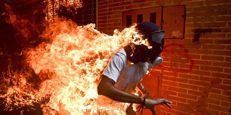 Imagem Ilustrando a Notícia: Foto vencedora de prêmio internacional retrata caos na Venezuela