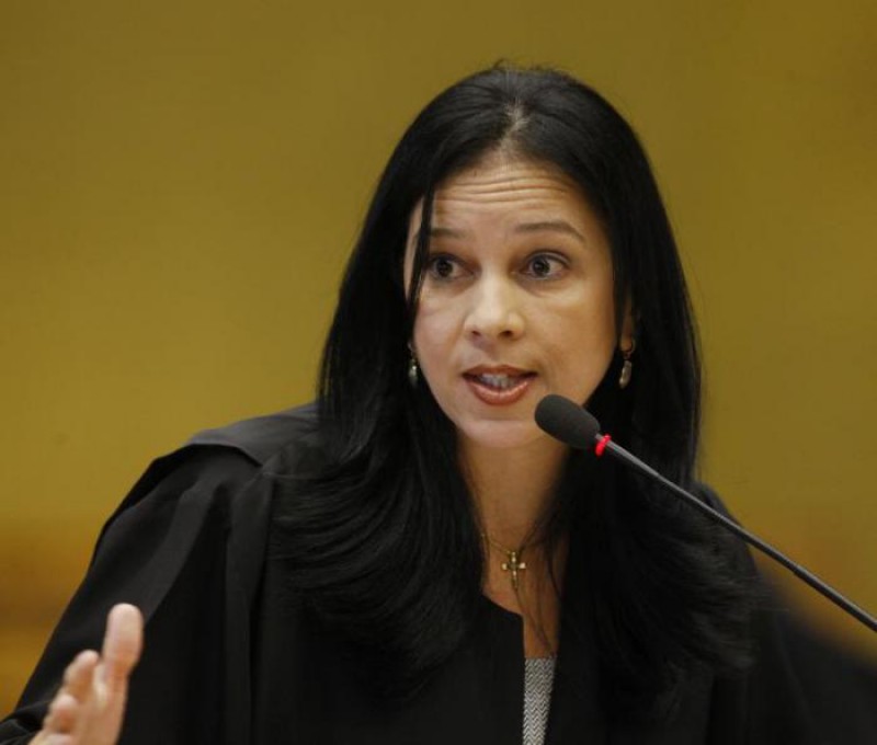 Imagem Ilustrando a Notícia: Temer demite ministro Fábio Osório da AGU e nomeia Grace Mendonça para cargo