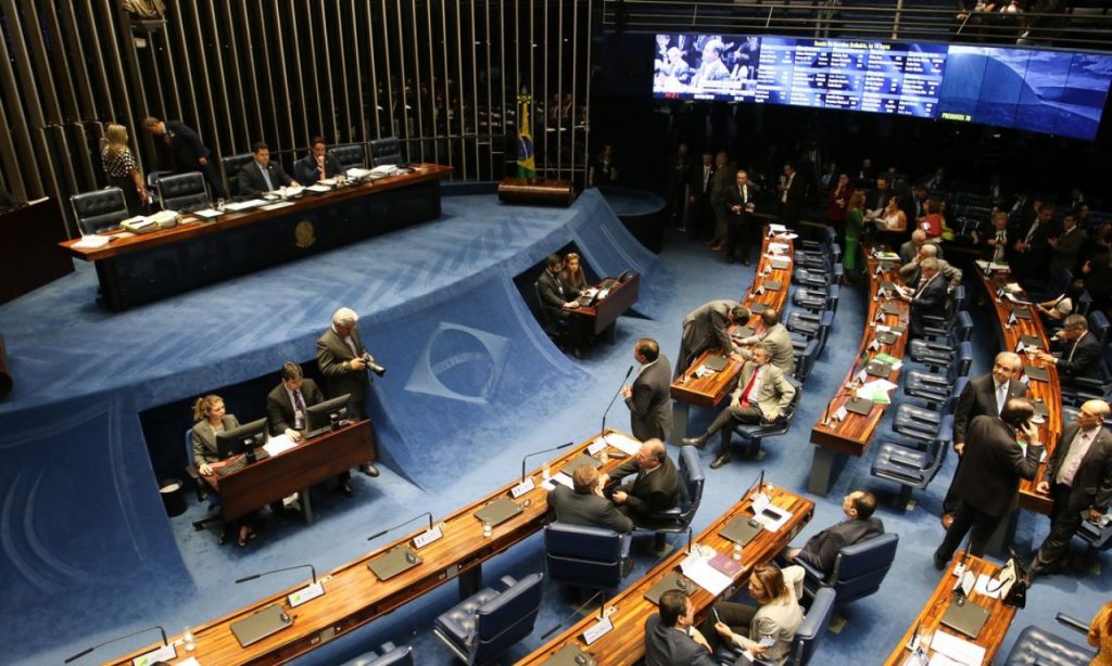 Imagem Ilustrando a Notícia: Senado derrota governo e reduz economia em R$ 76,4 bi