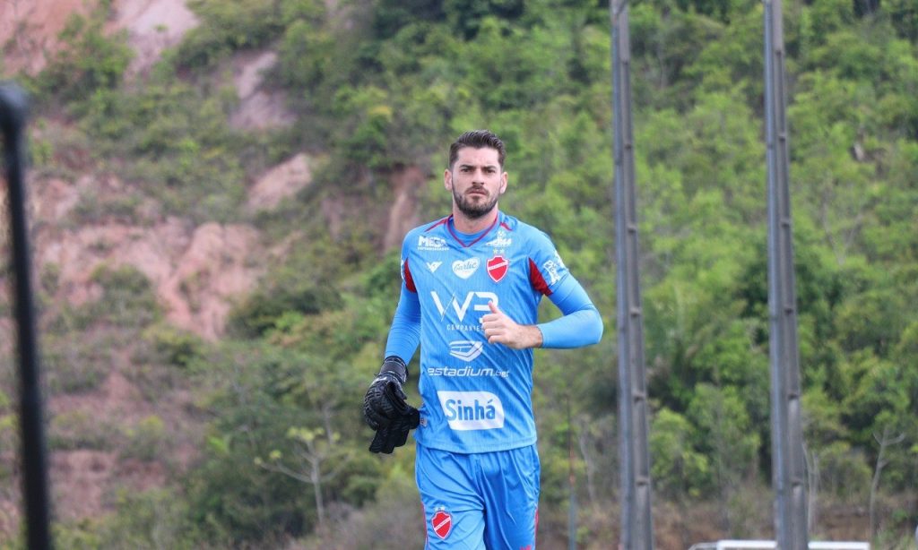 Imagem Ilustrando a Notícia: Fabrício testa positivo para a Covid-19 e desfalca Vila Nova contra Santa Cruz