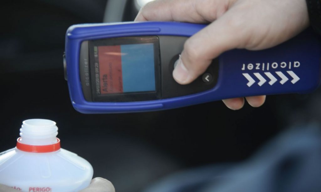 Imagem Ilustrando a Notícia: Novo bafômetro da PRF detecta embriaguez de motorista por respiração