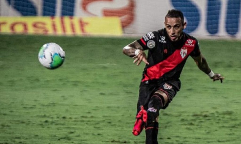 Imagem Ilustrando a Notícia: Natanael vibra com entrega do Atlético Goianiense e projeta duelo com Flamengo