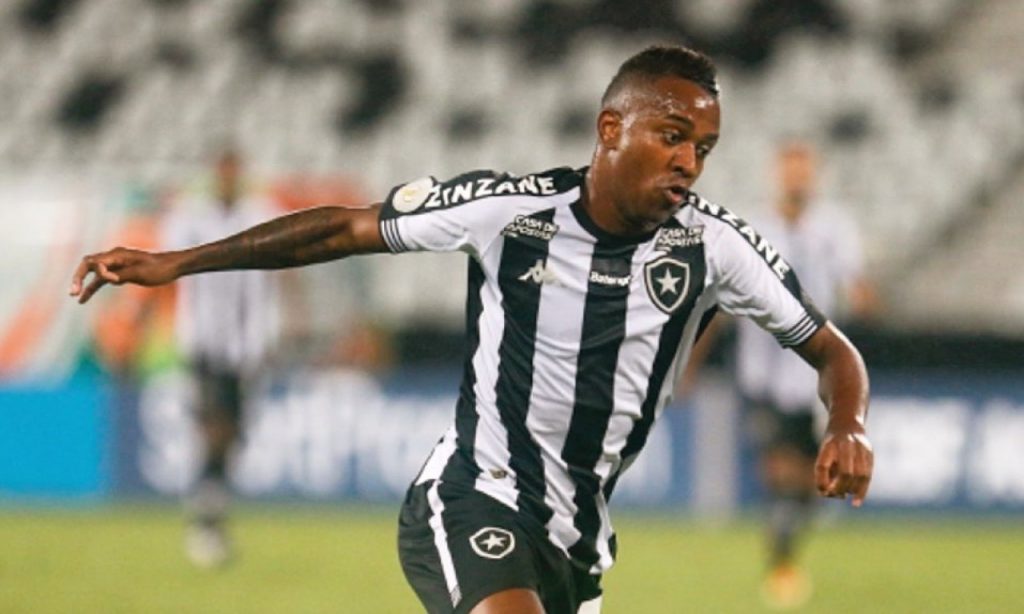Imagem Ilustrando a Notícia: Vila Nova encaminha contratação de atacante Kelvin, ex-Botafogo