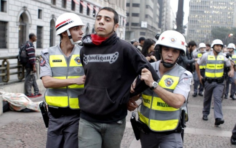 Imagem Ilustrando a Notícia: Detidos em protesto contra impeachment são levados à audiência de custódia em SP