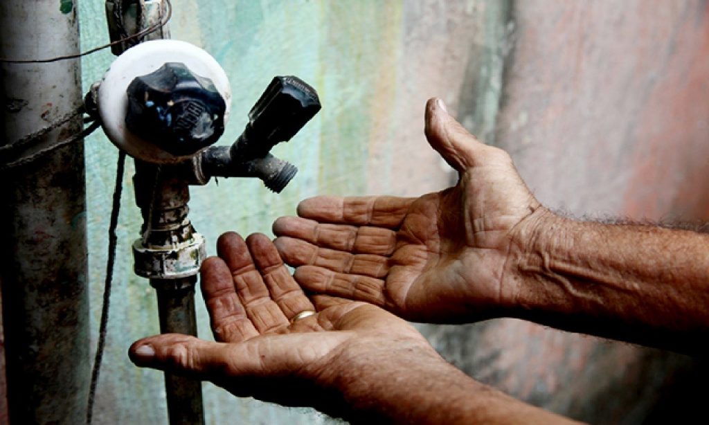 Imagem Ilustrando a Notícia: Rompimento de adutora deixa 31 bairros de Aparecida de Goiânia sem água