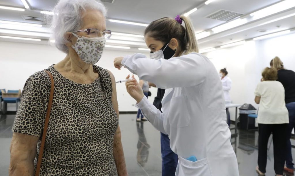 Imagem Ilustrando a Notícia: Em segundo dia, mais de 6 mil idosos são imunizados em Goiânia
