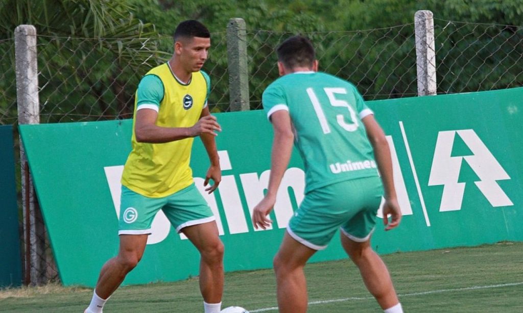 Imagem Ilustrando a Notícia: Goiás acerta empréstimo de Yago Rocha para o Náutico até final da temporada