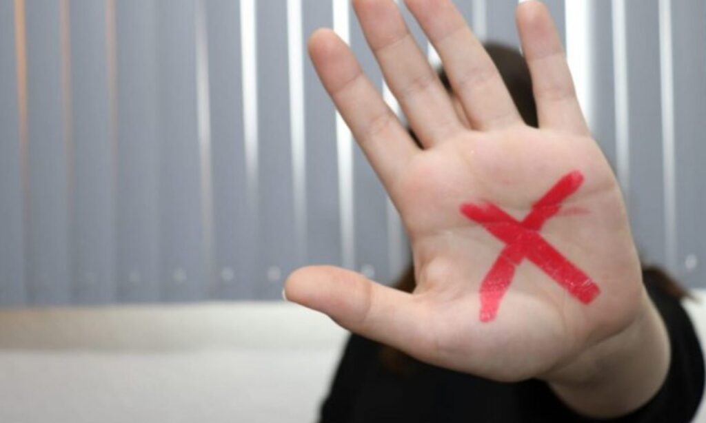 Imagem Ilustrando a Notícia: Alego aprova “Sinal Vermelho”, protocolo de combate e prevenção à violência doméstica