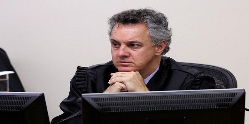 Imagem Ilustrando a Notícia: Relator da Lava Jato suspende decisão de liberdade de Lula