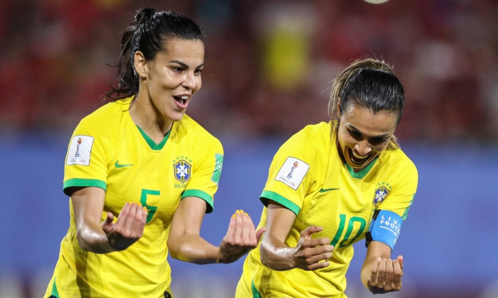 Imagem Ilustrando a Notícia: Com gol histórico de Marta, Brasil bate Itália e avança às oitavas de final