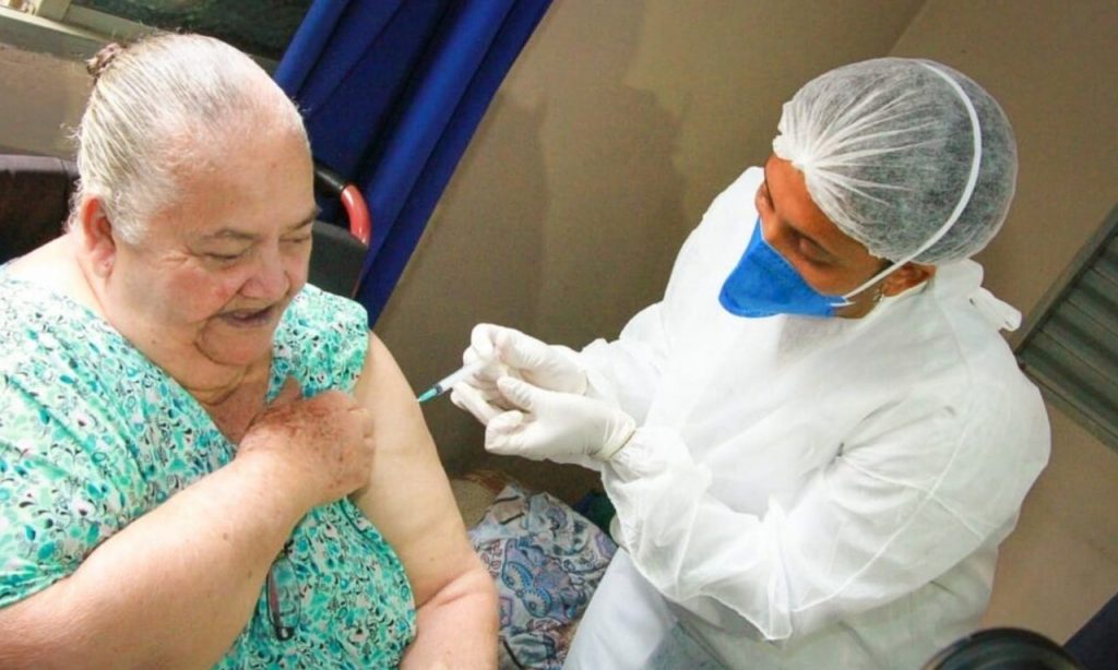 Imagem Ilustrando a Notícia: Goiânia começa a vacinar idosos com mais de 85 anos contra a Covid-19