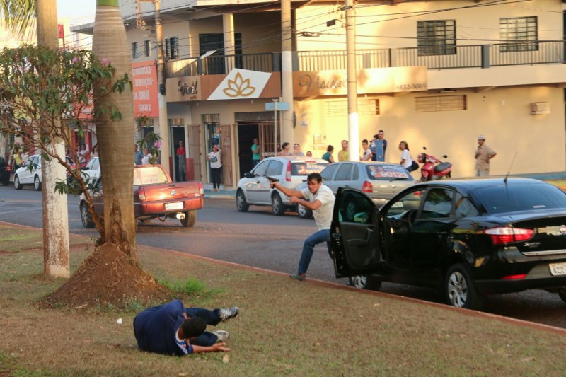 Imagem Ilustrando a Notícia: Foto mostra o momento em que o atirador dispara contra Zé Gomes