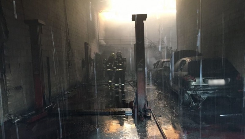 Imagem Ilustrando a Notícia: Incêndio destrói duas lojas no Jardim Europa