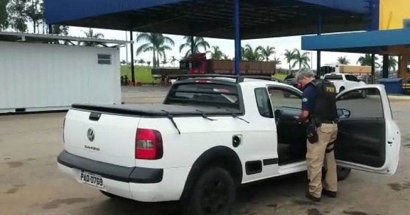 Imagem Ilustrando a Notícia: Veículo roubado com placas clonadas é abandonado na BR-060