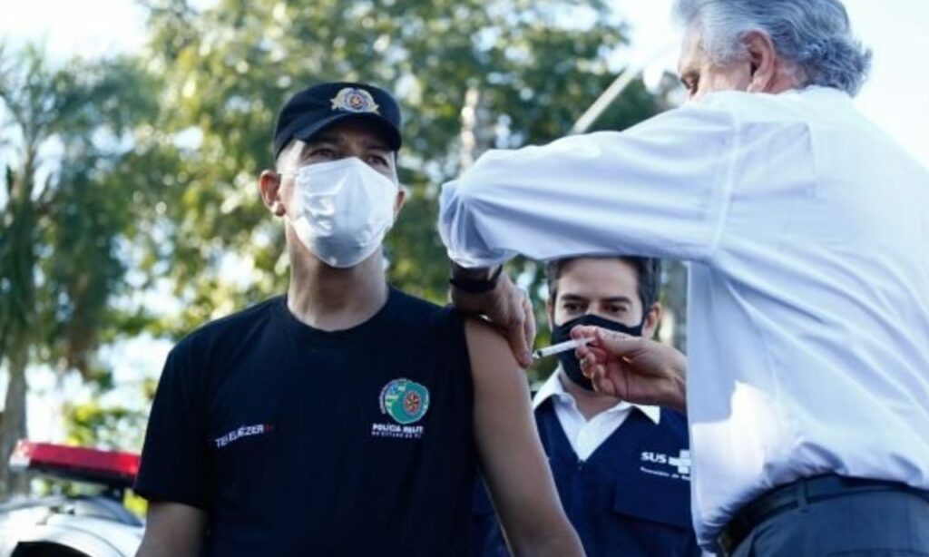 Imagem Ilustrando a Notícia: Policiais militares da ativa voltam a ser vacinados neste sábado, em Goiânia