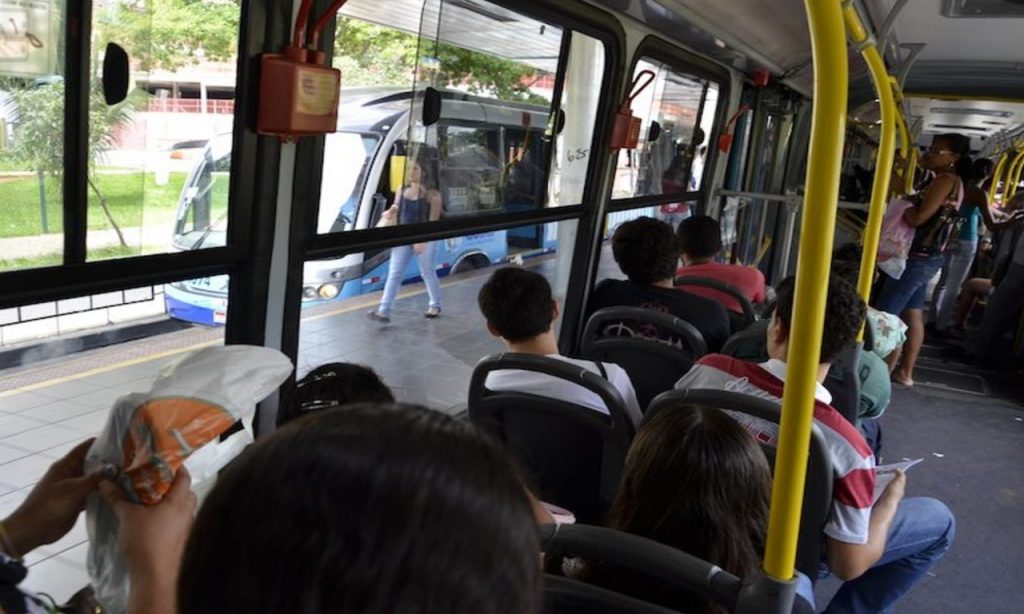 Imagem Ilustrando a Notícia: Decreto estadual deve manter prioridade nos ônibus mesmo com volta do comércio