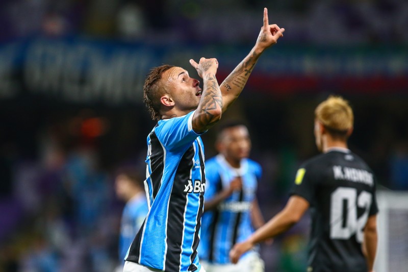 Imagem Ilustrando a Notícia: Com dificuldade, Grêmio chega à final