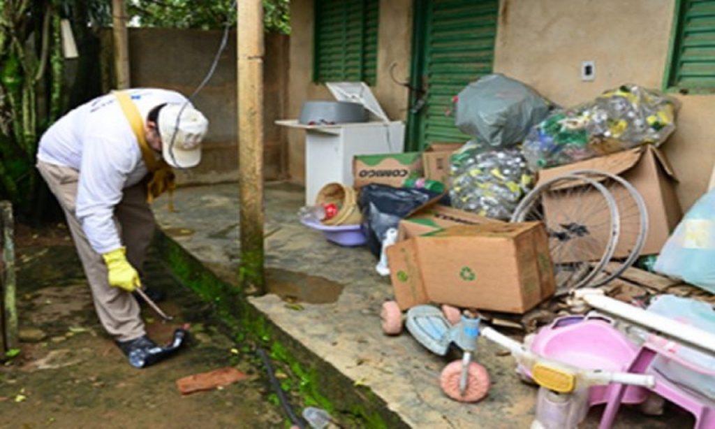 Imagem Ilustrando a Notícia: Agentes abrem imóveis para combater o Aedes aegypti, em Goiânia