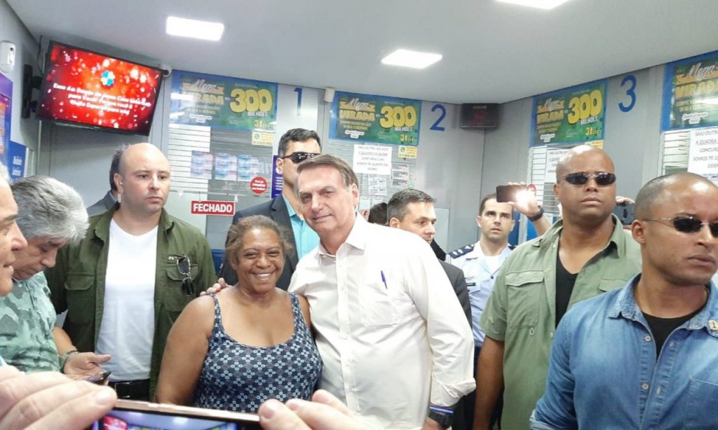 Imagem Ilustrando a Notícia: Bolsonaro vai a lotérica em Brasília para fazer apostas na Mega da Virada
