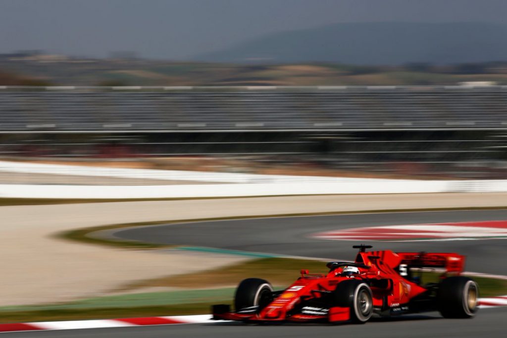 Imagem Ilustrando a Notícia: Mercedes mostra garras, mas Vettel lidera testes