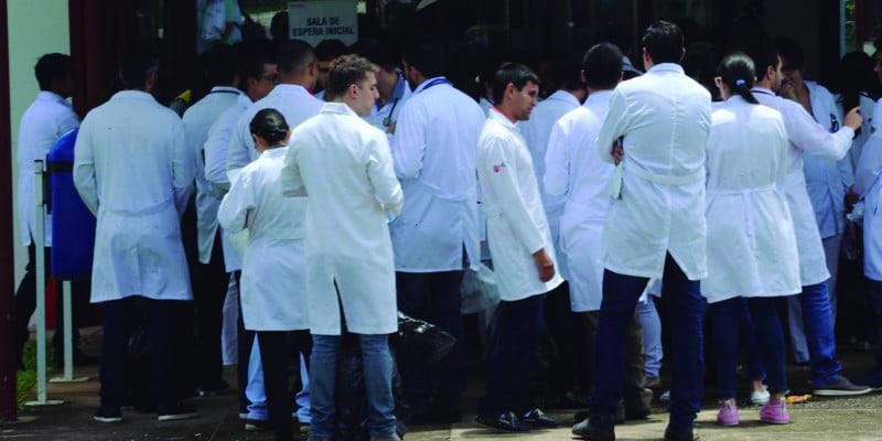 Imagem Ilustrando a Notícia: Médicos formados no exterior tentam validar diploma no Brasil