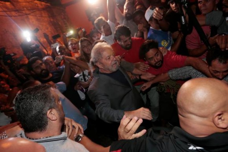 Imagem Ilustrando a Notícia: Lula deixa Sindicato e segue para o aeroporto de Congonhas