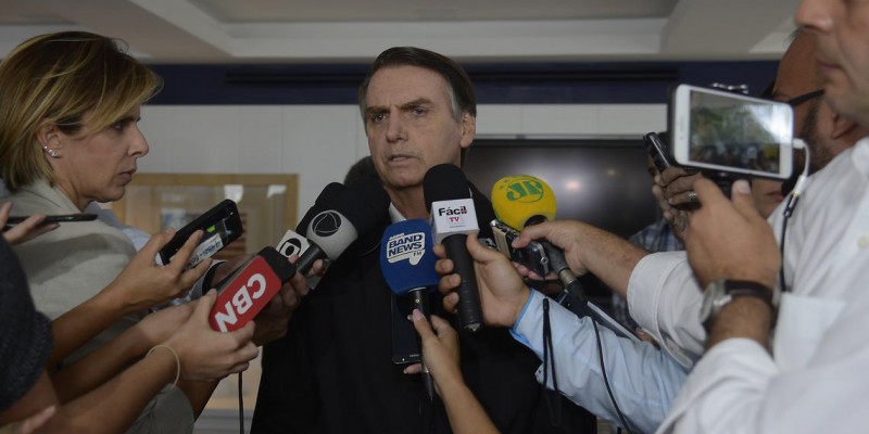 Imagem Ilustrando a Notícia: Presidenciável Jair Bolsonaro (PSL) repreende filho sobre STF