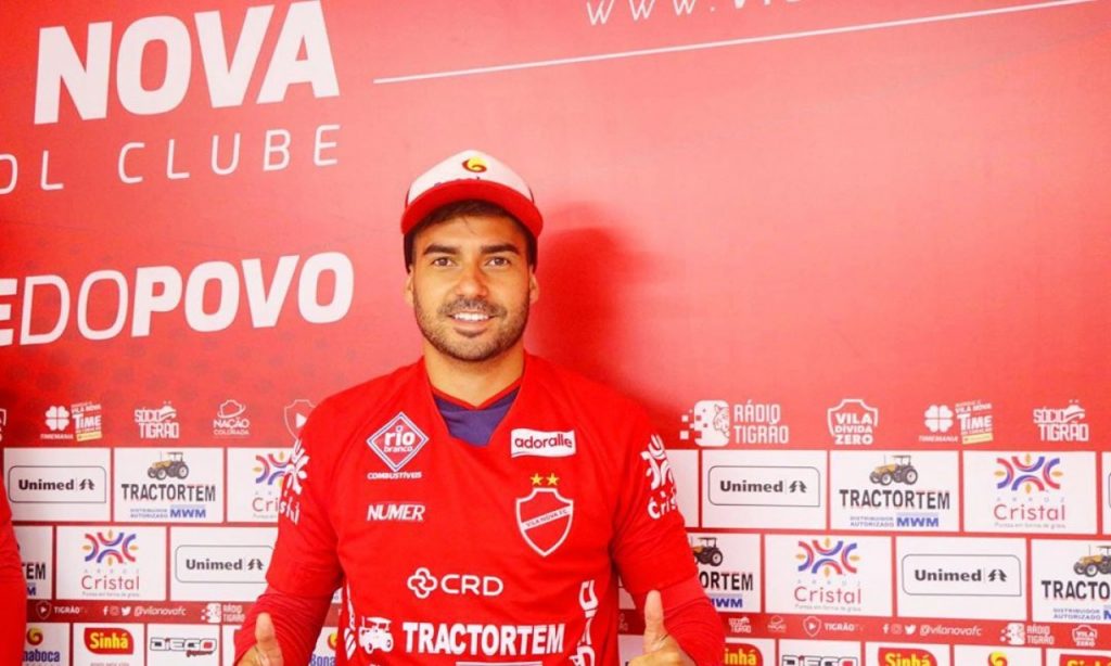 Imagem Ilustrando a Notícia: Vila Nova apresenta lateral Crystian que comemora retorno ao clube