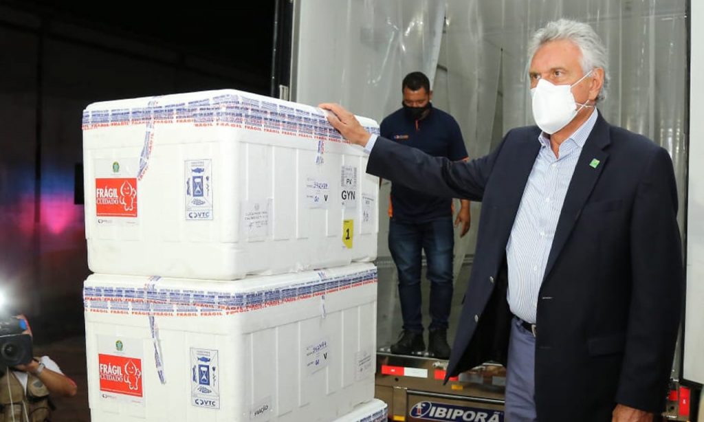 Imagem Ilustrando a Notícia: Caiado recebe as 28,8 mil doses da CoronaVac que chegam a Goiás