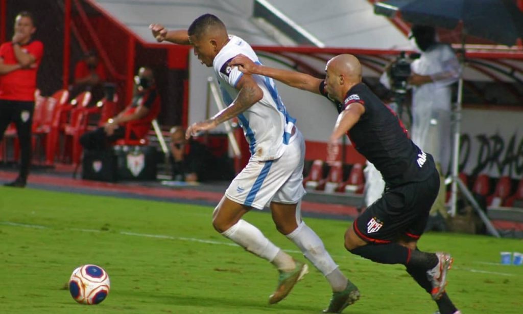 Imagem Ilustrando a Notícia: Atlético-GO defende invencibilidade contra o Grêmio Anápolis